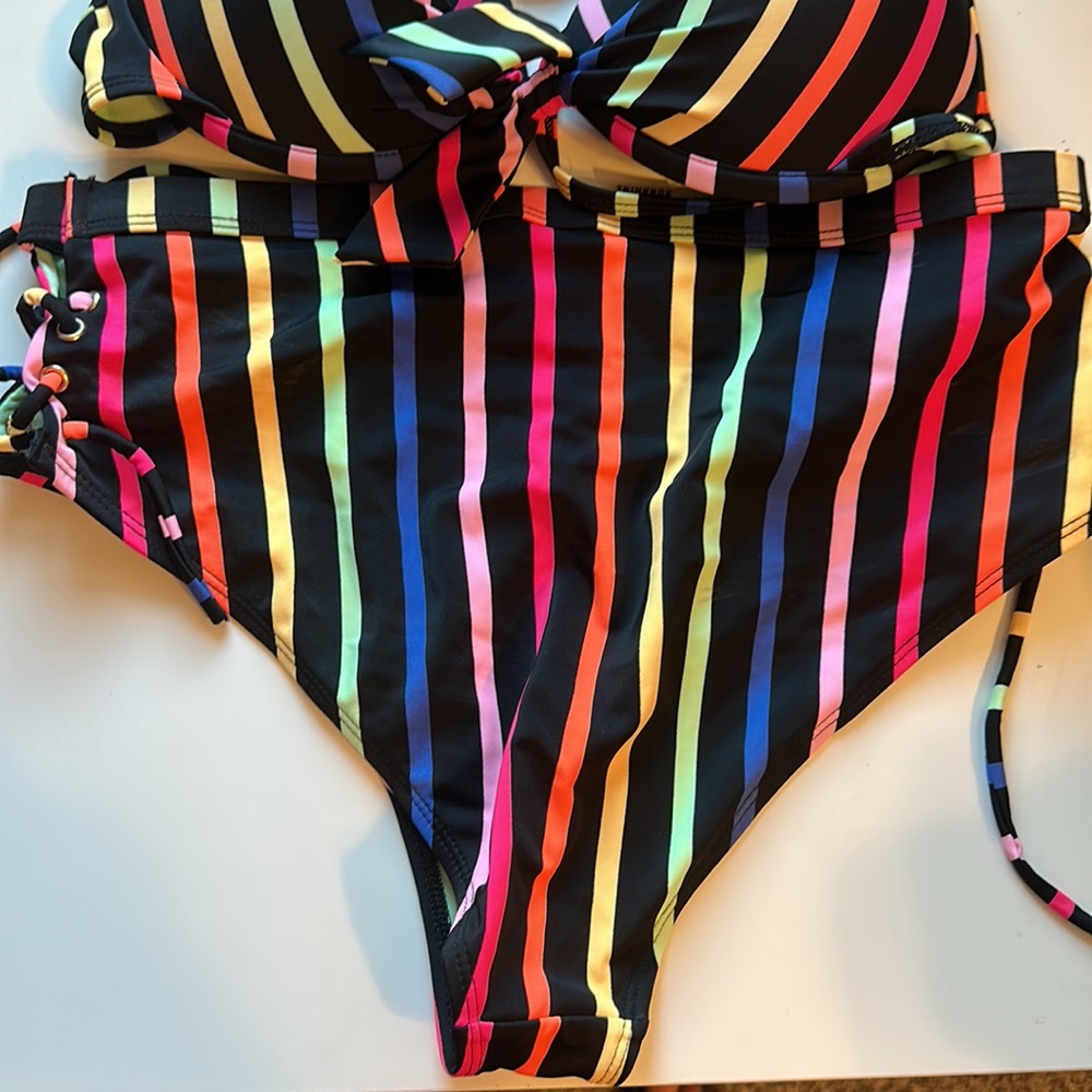 Bikini - Picture 2 of 3